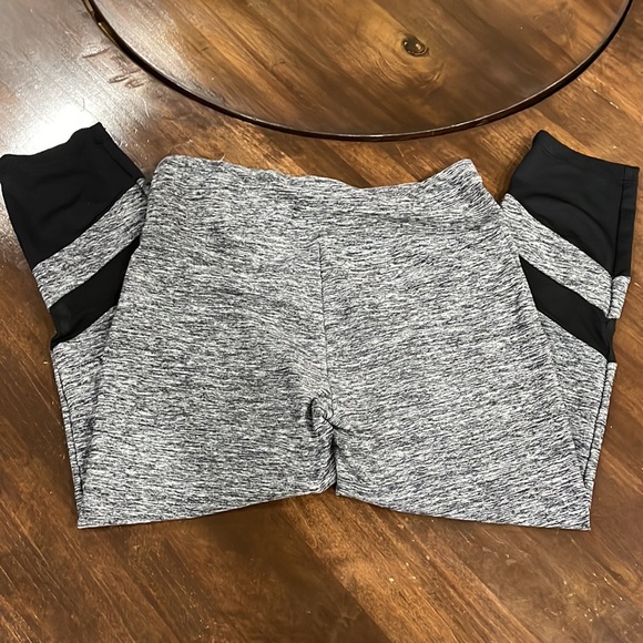 Women’s Gray Crop Leggings - Picture 2 of 6